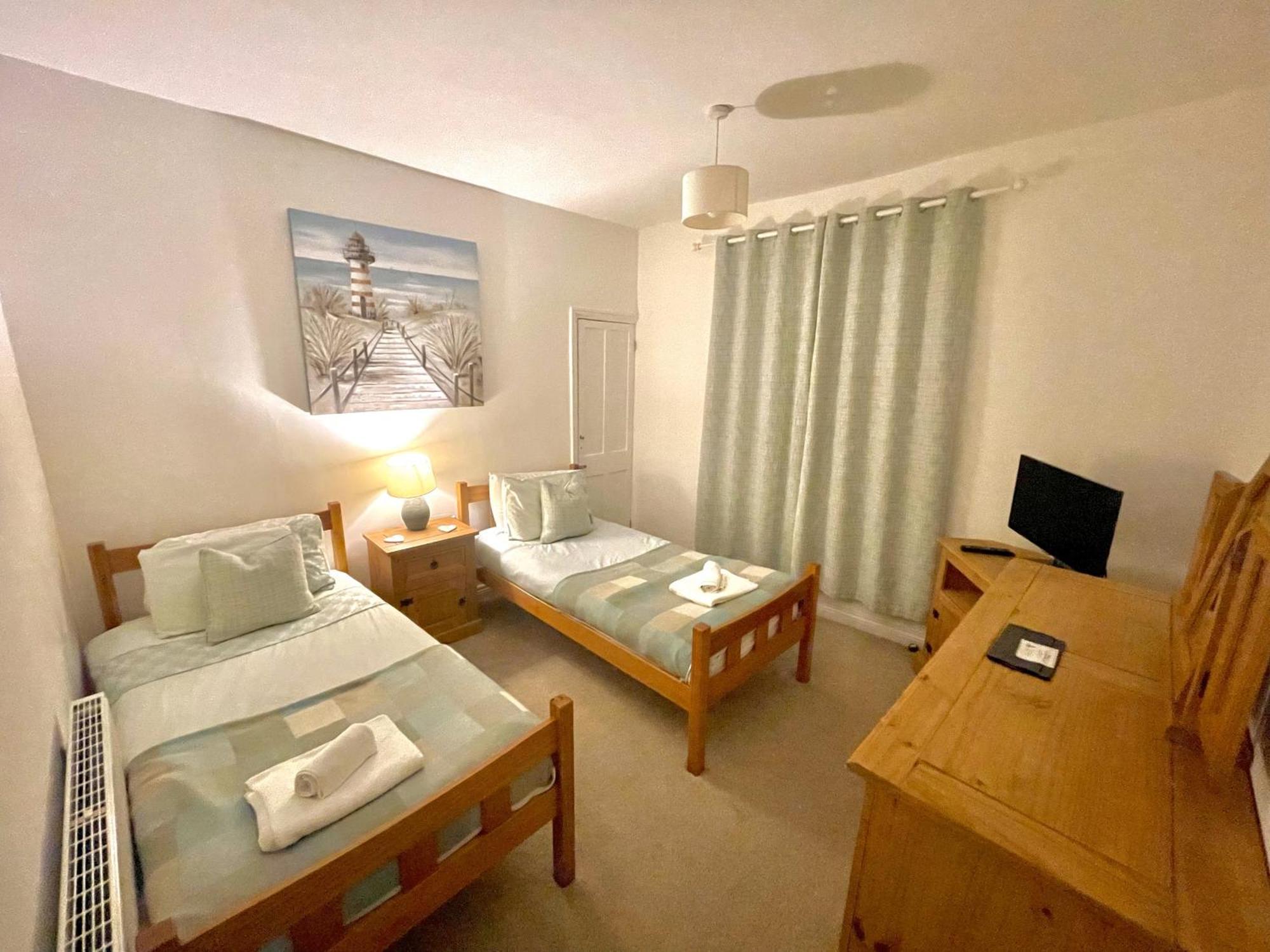 Tidesreach Filey, Sleeps 13, Close To Beach Экстерьер фото